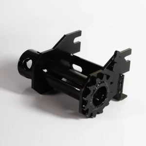 Imagem de uma manivela com catraca para fixação de carga, feita em metal preto, com formato cilíndrico no meio.