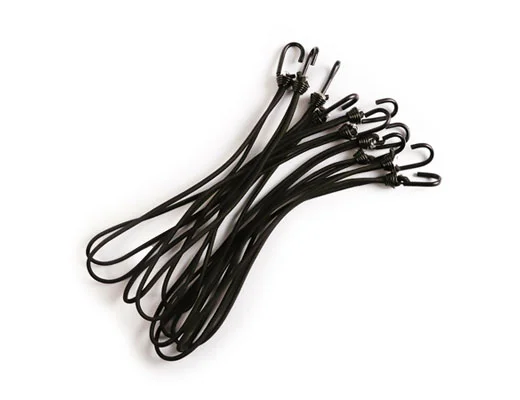 Imagem de vários extensores elásticos com ganchos, cor preta, semelhantes a pequenas cordas com ganchos nas extremidades.